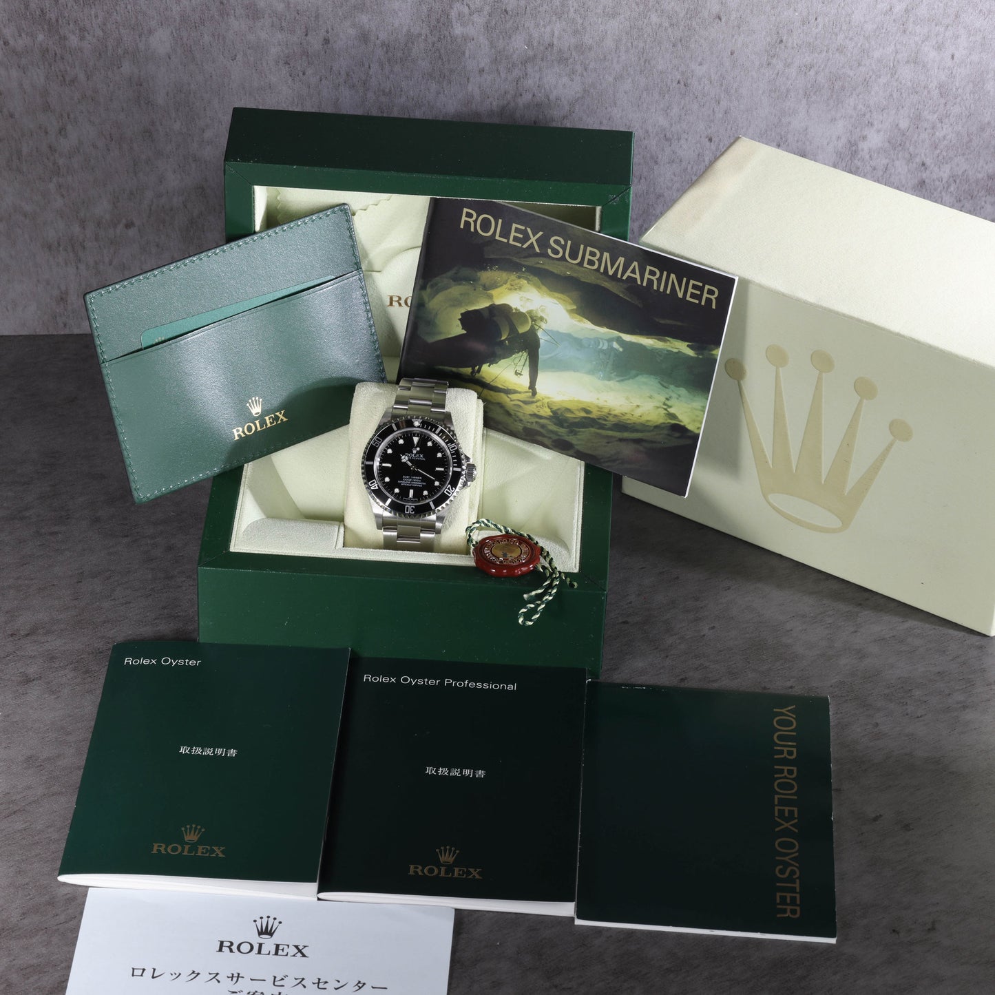 Pre-owned vintage Rolex Submariner 14060M 40MM 2007 | Box & Booklet | Crown Vintage Watches