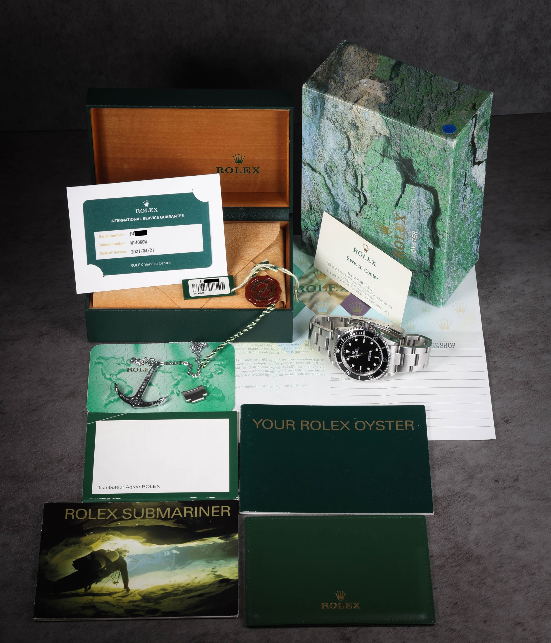 Pre-owned vintage Rolex Submariner 14060M 40MM 2004 | Full Set | Crown Vintage Watches