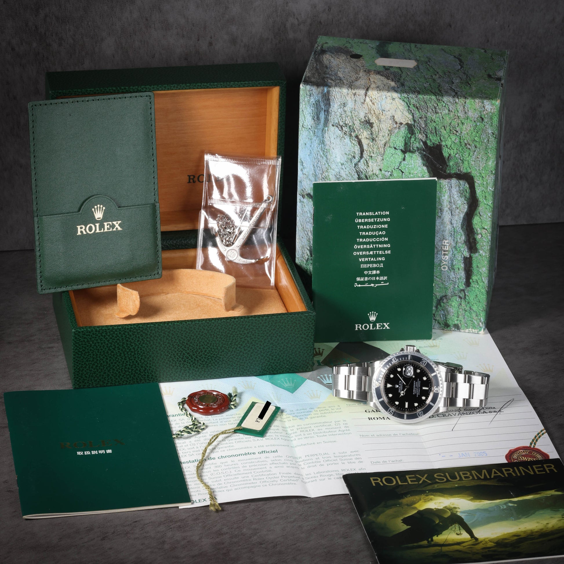 Pre-owned vintage Rolex Submariner 16610 40mm 2004 Full Set | Crown Vintage Watches