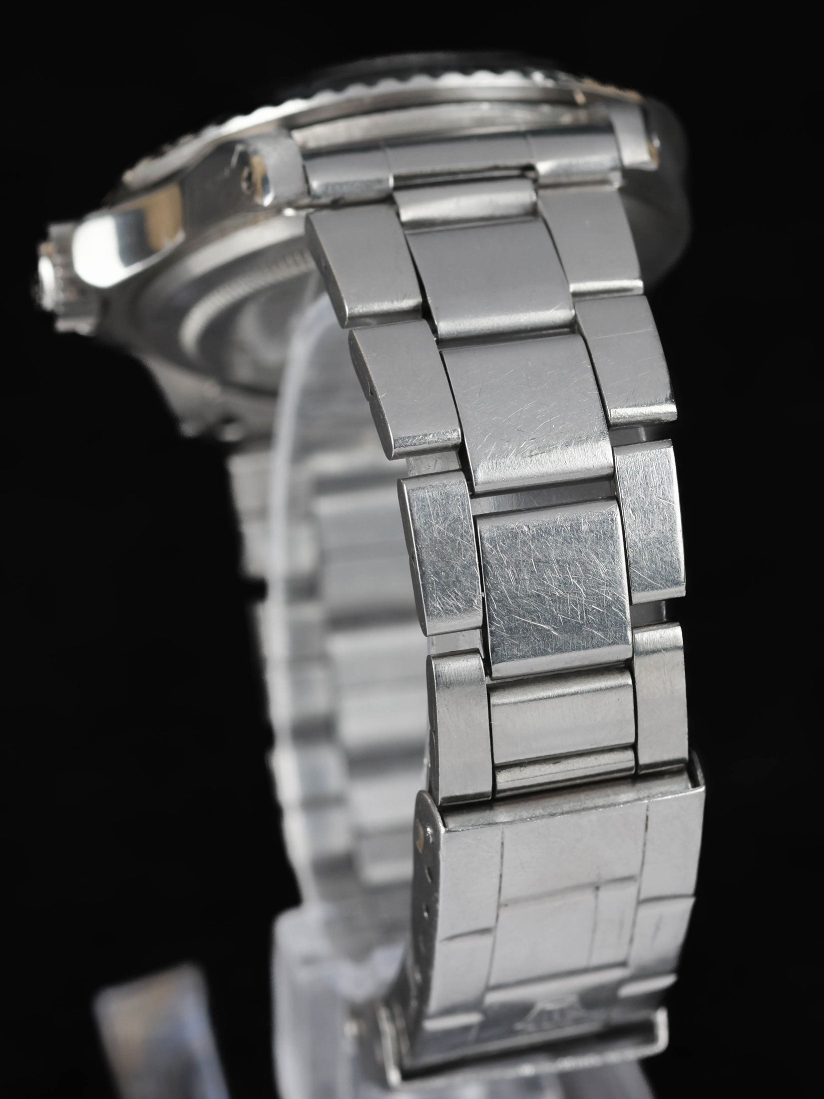 Pre-owned vintage Rolex Submariner Date 1680 'Red' 40MM 1973 | Crown Vintage Watches