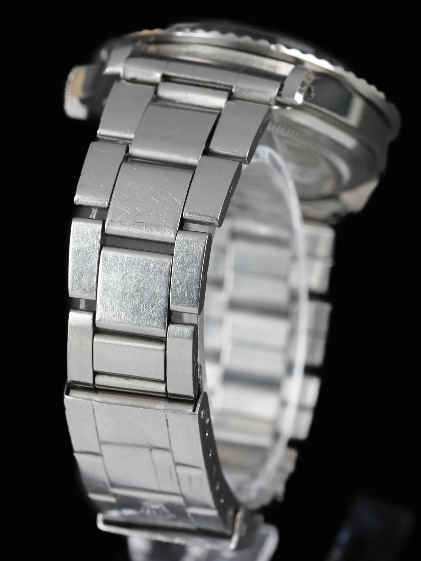 Pre-owned vintage Rolex Submariner Date 1680 'Red' 40MM 1973 | Crown Vintage Watches