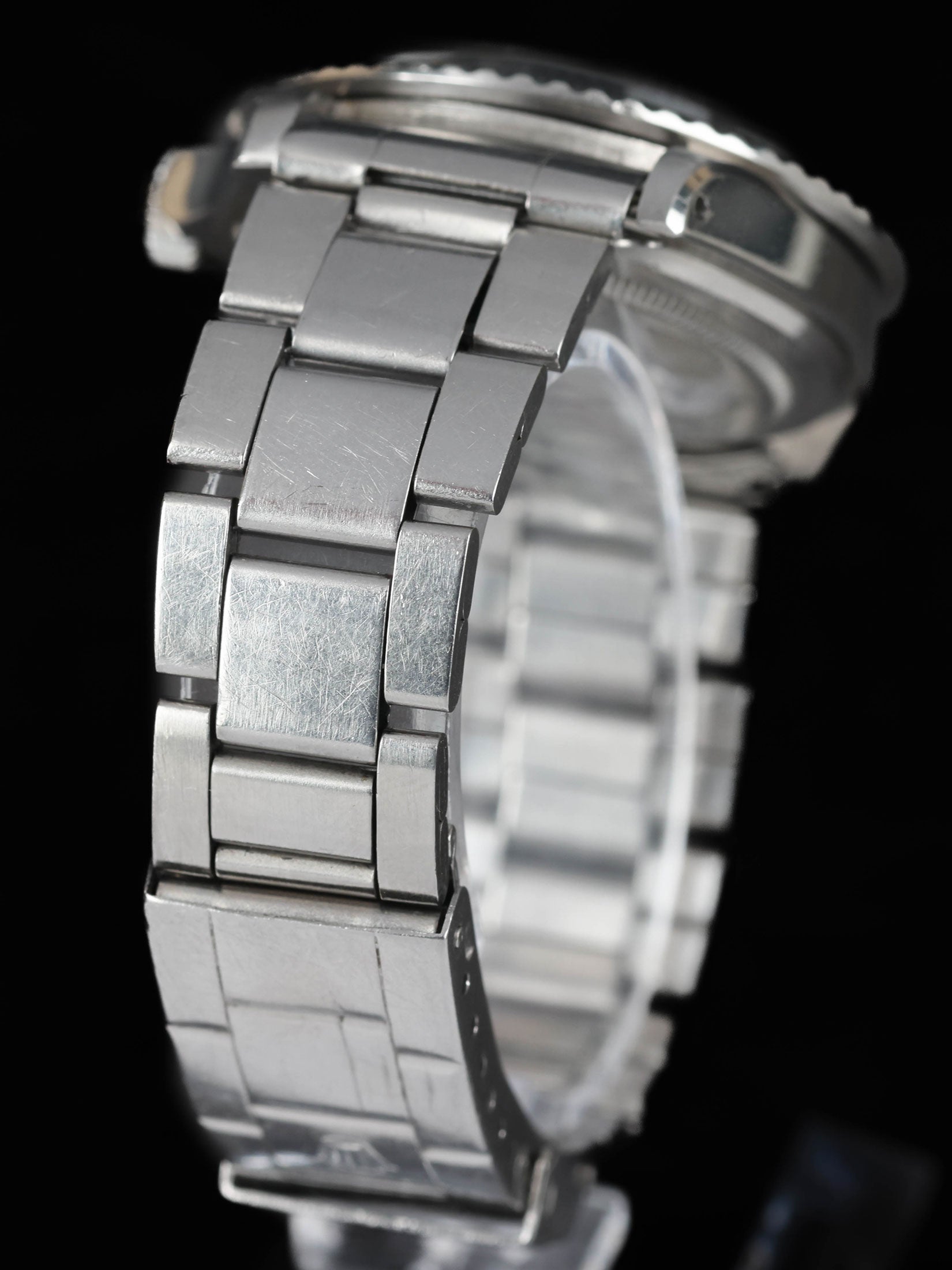 Pre-owned vintage Rolex Submariner Date 1680 'Red' 40MM 1973 | Crown Vintage Watches