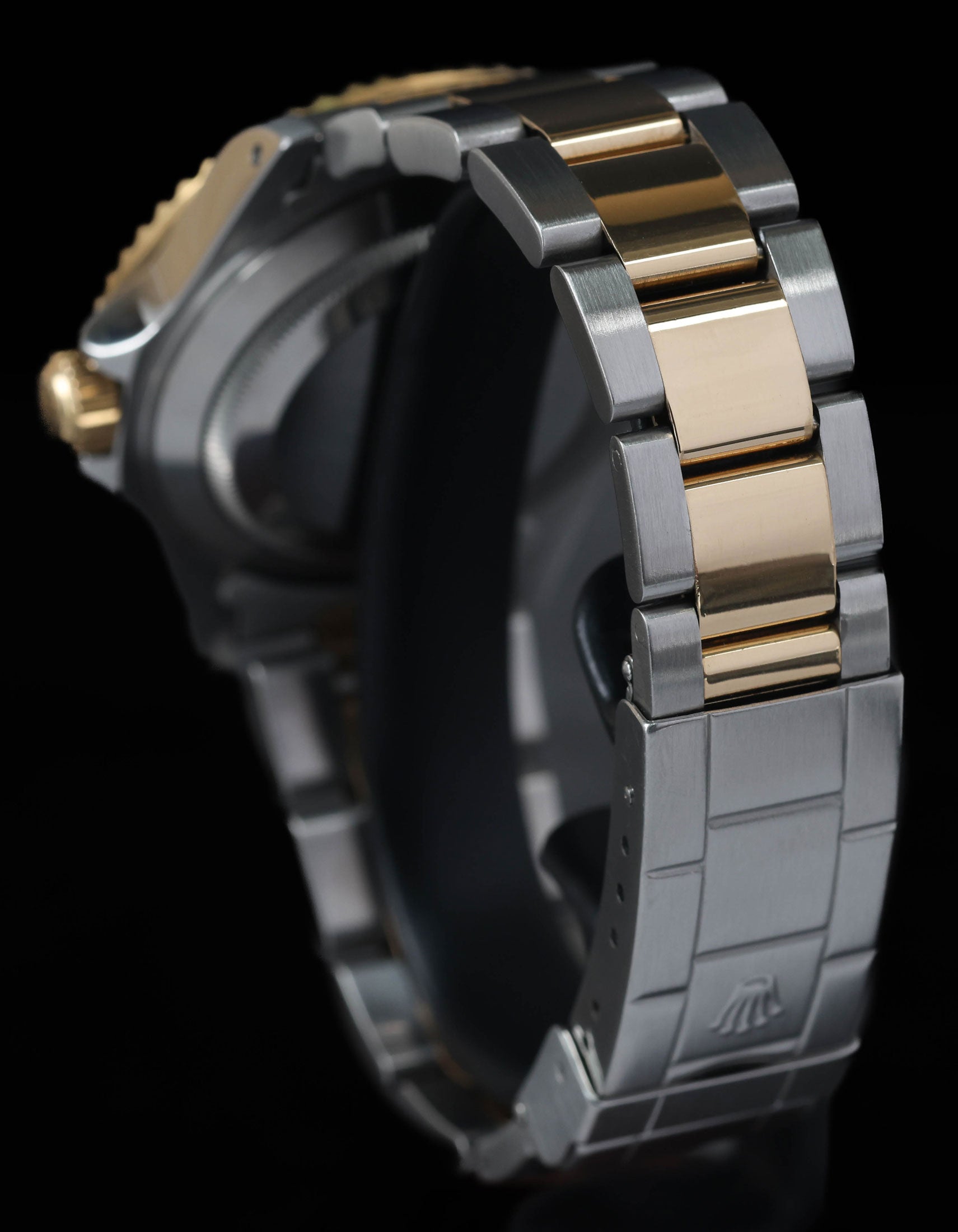 Pre-owned vintage Rolex Submariner Date Two-Tone 16613LB 40MM 1997 Box & Paper | Crown Vintage Watches